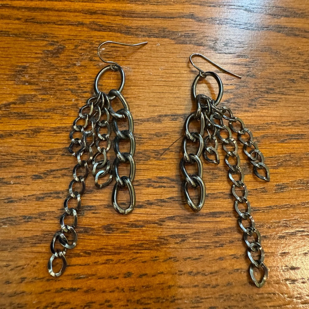 NWOT Gunmetal Chain Dangle Fashion Earrings